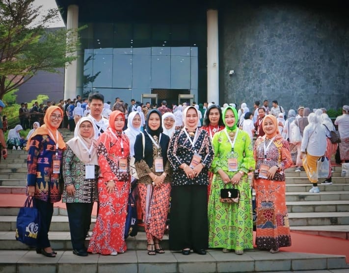 Hadiri Puncak Peringatan Hari Batik Nasional Riana Sari Harapkan