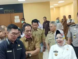 Ketua DPRD Provinsi Lampung Mingrum Gumai (tengah) bersama Kadinkes Lampung Reihana (kanan)